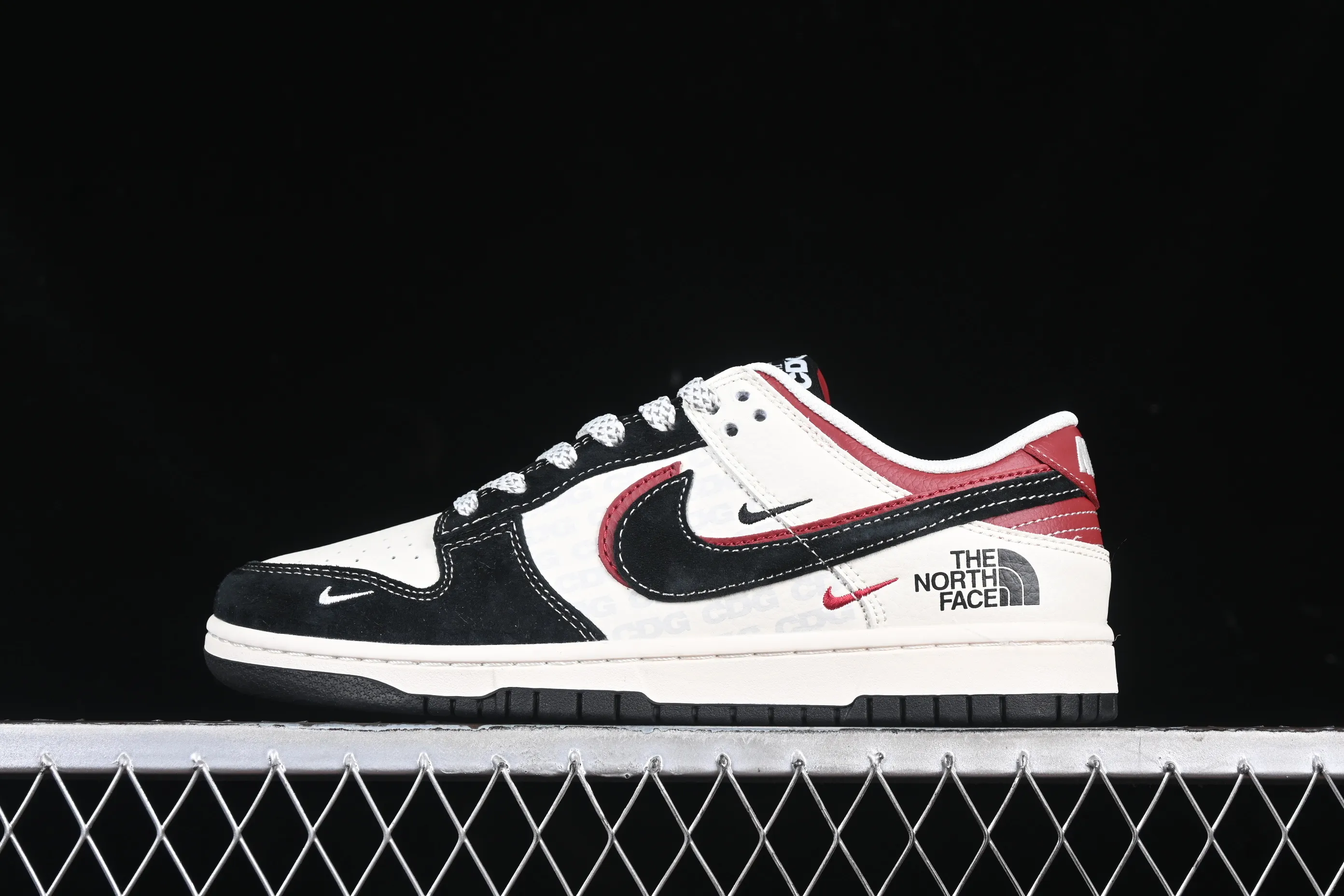 All Categories Nk SB Dunk Series Nk SB Dunk Low High-end Customized Low-top Shoes Nk SB Dunk Low North Face Co-branded Zhuba Black Red Hook Anniversary High-end Customized Low-top Casual Shoes DM6868-043